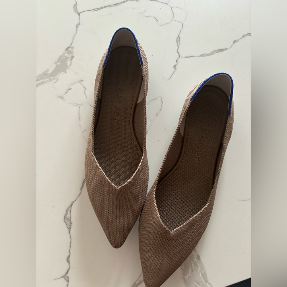 Selling a pair of point Rothy’s.